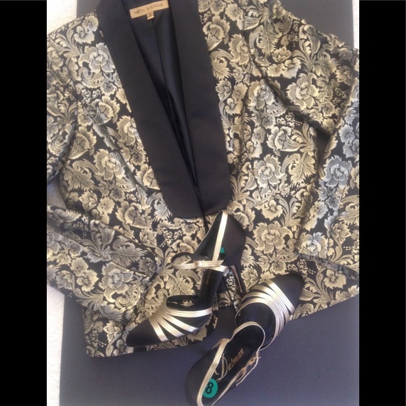 🌟Gorgeous Delman Black and Gold Heels - Picture 2 of 3